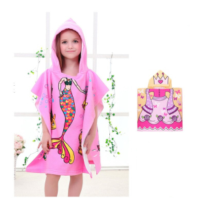 Una giovane ragazza in piedi con un cappatoio rosa e un mantello da sirena