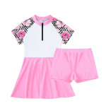 Set di pantaloncini e abito da bagno rosa e bianco con motivi sulle maniche
