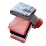 Diversi treggings piegati e messi uno sopra l'altro