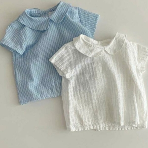 Camicetta da ragazza a maniche corte con sfondo grigio