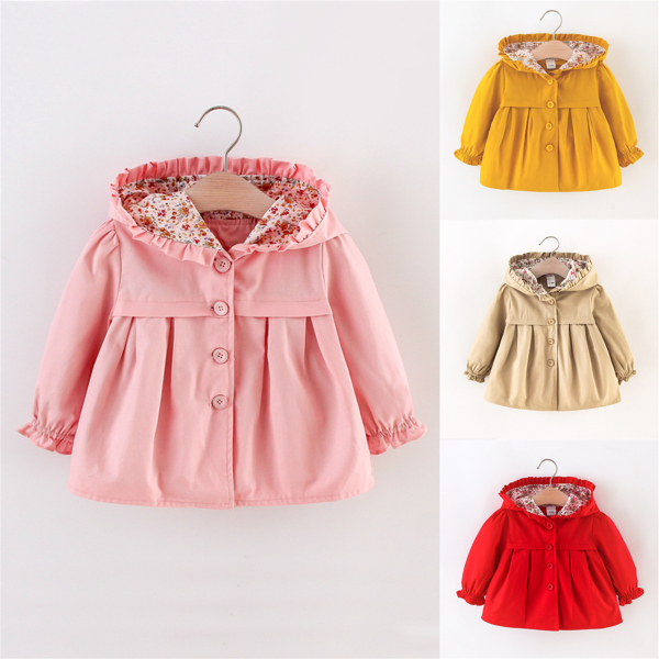 Cappotto con cappuccio rosa a sinistra, con lo stesso modello in giallo, beige e rosso a destra