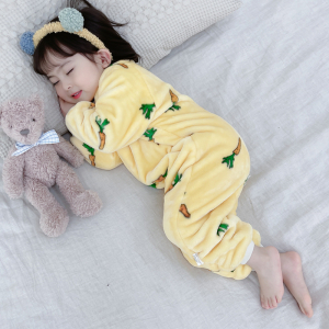 Il bambino dorme nel suo pigiama giallo in una lattuga, con il suo peluche