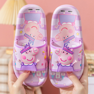Le infradito viola di Peppa Pig sono tenute in verticale in una stanza