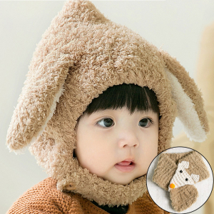 Giovane bambino di colore marrone che indossa un passamontagna beige con orecchie da coniglio