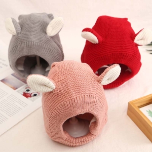 3 modelli di passamontagna, grigio, rosa e rosso con le orecchie