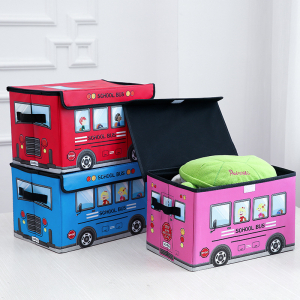3 scatole di giocattoli a forma di autobus, di cui una aperta con un cuscino verde all'interno