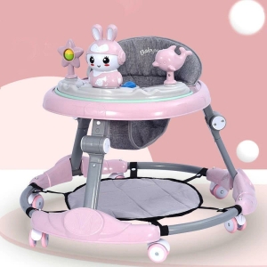 Passeggino rosa e grigio con giocattoli sul vassoio anteriore