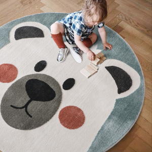Tappeto rotondo con stampa di orsetti per la cameretta della bambina con sfondo in legno e una bambina sul tappeto