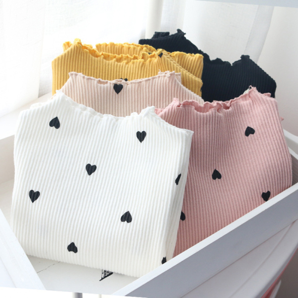 4 maglioni sottili con cuori piegati e conservati in un cassetto