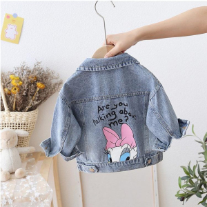 Giacca di jeans blu dal retro con motivo Daisy su una gruccia, tenuta da una persona di cui si vede il braccio