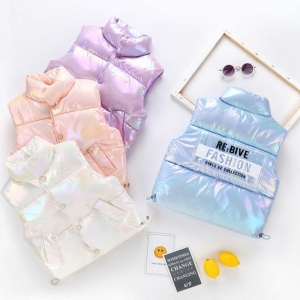 4 piumini lucidi senza maniche disposti in piano, con gli accessori intorno