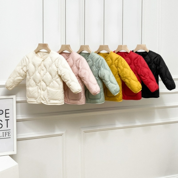 6 piumini leggeri e colorati appesi davanti a una parete