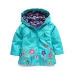 Cerata verde con cappuccio e motivi floreali sulla cerata e nella fodera interna, su sfondo bianco uniforme.