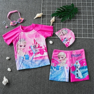 Maglietta rosa della Regina delle Nevi e pantaloncini da bagno stesi su un pavimento grigio, con polsini e occhialini
