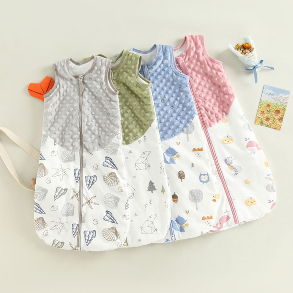 4 borse da pelo colorate in due materiali, con accenti decorativi