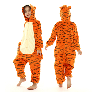 Ragazza in piedi di profilo e di spalle che indossa un surpyjama arancione a forma di tigre