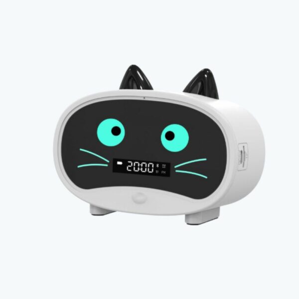 Una radiosveglia bianca con orecchie da gatto è visibile su uno sfondo bianco.