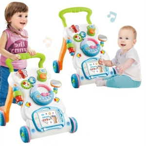Un bambino e un neonato che giocano con il girello musicale