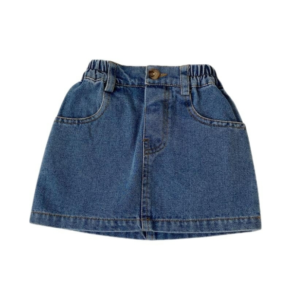 S7be9d2a6475b4e39936e25d6f02651e8F.jpg Gonna corta in denim blu con tasche, su sfondo bianco