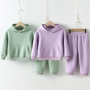 2 set di pantaloni da jogging verdi e viola e felpe con cappuccio pendenti