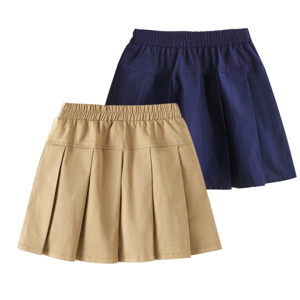 2 gonne corte a pieghe, una beige davanti all'altra blu, su sfondo bianco