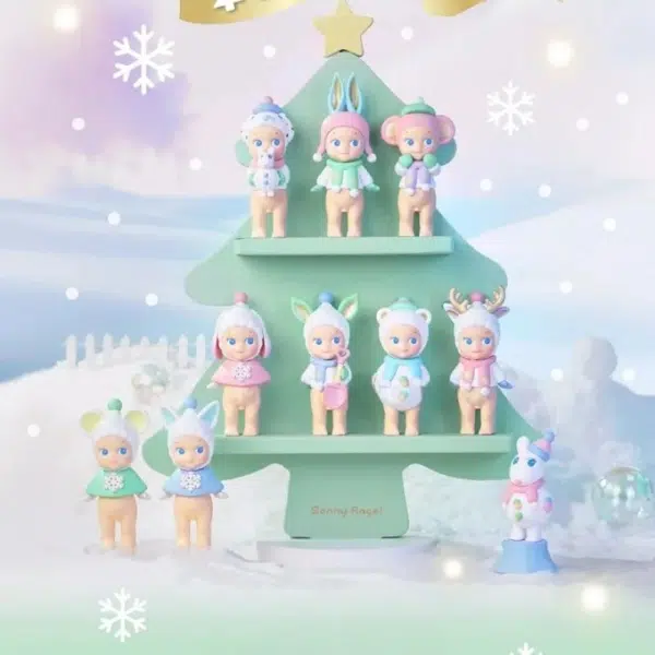 10 statuette Sonny Angel su un albero verde in un ambiente invernale con neve
