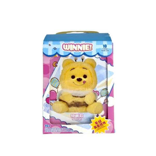 IMG_1000X1000_boite_mystere_peluche_winnie_labubu5.jpg Boite rose et bleue avec un winnie l'ourson dessiné dessus.