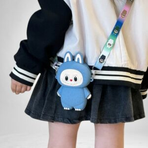 Bambina con una piccola borsetta in silicone a forma di mostro Labubu con orecchie da coniglio e tracolla colorata