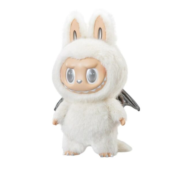 peluche Labubu bianca con ali argentate e grandi occhi brillanti, in piedi su uno sfondo celeste luminoso