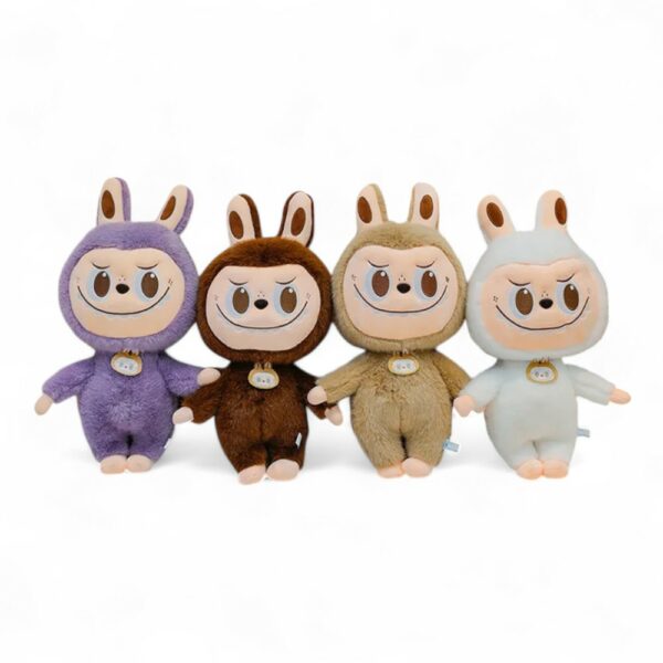 peluche Labubu con pelliccia morbida, grandi orecchie e sorriso birichino, disponibile in diversi colori pastello