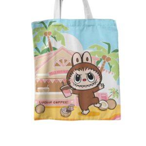 tote bag beige con stampe colorate di Labubu, su sfondo bianco