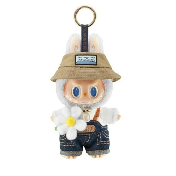 peluche Labubu en salopette en jean avec fleur blanche, chapeau beige, sur fond blanc