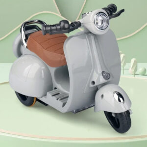 Scooter elettrico in miniatura per peluche stile Labubu grigio su sfondo verde.