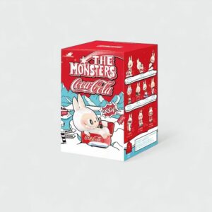 Scatola a sorpresa con figurina stile Labubu collezione Coca Cola the monsters nei colori del marchio Coca Cola su sfondo grigio