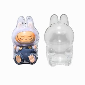 Custodia protettiva per peluche seduto tipo Labubu, con un esemplare contenente un Labubu e un altro vuoto, su sfondo bianco.