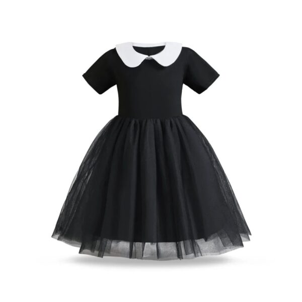 Costume per bambina ispirato a Mercoledì Addams, comprendente un elegante vestito nero con un colletto bianco a contrasto. Ideale per Halloween o feste in maschera, questo capo cattura perfettamente lo stile iconico e misterioso del personaggio.