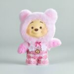 Peluche di Winnie the Pooh in un colore rosa in stile kawaii ispirato ai Labubu, su sfondo grigio