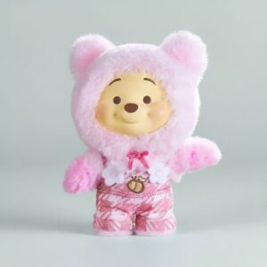 Peluche di Winnie the Pooh in un colore rosa in stile kawaii ispirato ai Labubu, su sfondo grigio