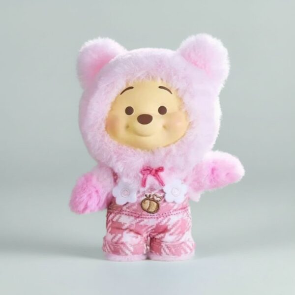 IMG_09_2025_Peluche_Winnie_lOurson_style_Labubu_2.jpg Peluche di Winnie the Pooh in un colore rosa in stile kawaii ispirato ai Labubu, su sfondo grigio
