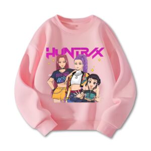 Felpa per bambina K-pop Demon Hunters Zoey Mira e Rumi con Huntrix scritto in viola sopra di loro. La felpa è rosa. Su sfondo bianco.
