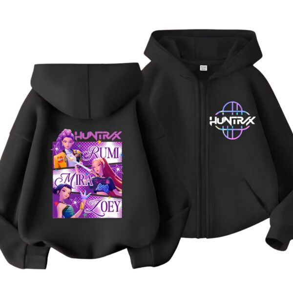 Felpa per bambina K-pop Demon Hunters stile streetwear con cappuccio di colore nero. A sinistra, la felpa vista da dietro con un grande motivo colorato di eroine dell'anime. A destra, la felpa vista da davanti con una chiusura con cerniera e un logo lato cuore. Su sfondo bianco.