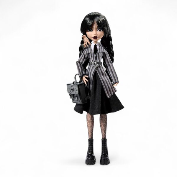 IMG_1000x1000_poupee_mercredi_addams_robe_bal_noire1.jpg Bambola Wednesday Addams che indossa l'uniforme della scuola Nevermore, su sfondo bianco.