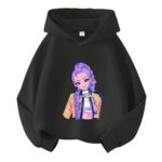 Una felpa per bambina K-pop Demon Hunters nera che mostra Rumi, a colori, al centro, su uno sfondo bianco unito.