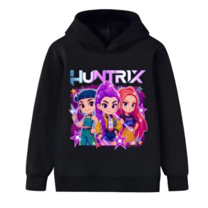 Felpa per bambina K-pop Demon Hunters motivo Huntrix con cappuccio di colore nero. Il motivo è colorato e rappresenta le tre ragazze eroine in versione cartone animato con il nome Huntrix sopra. Su sfondo bianco.