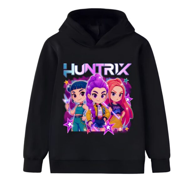 Felpa per bambina K-pop Demon Hunters motivo Huntrix con cappuccio di colore nero. Il motivo è colorato e rappresenta le tre ragazze eroine in versione cartone animato con il nome Huntrix sopra. Su sfondo bianco.