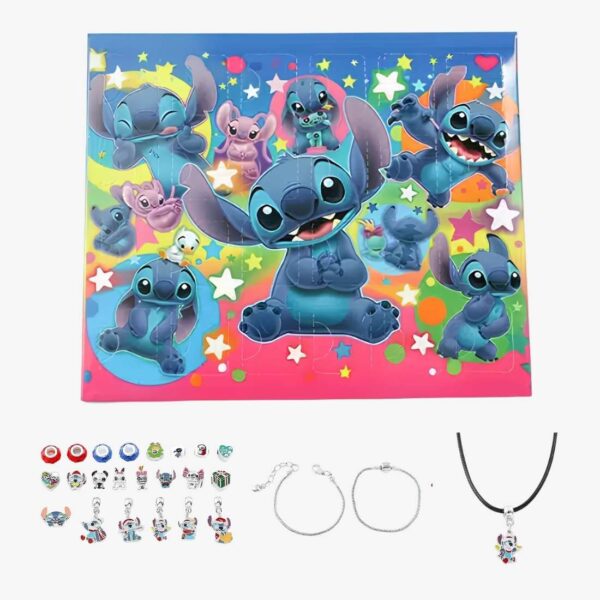 IMG_10_2025_calendrier_de_l_avent_Stitch_bijoux_a_creer_6.jpg Calendario dell'Avvento Stitch gioielli da creare su sfondo bianco. La scatola nei colori di Stitch in alto e sotto, i charm, due braccialetti in metallo e una collana con cordoncino nero.