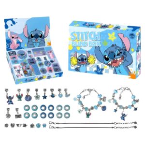 Calendario dell'Avvento Stitch creazione di gioielli stile Pandora. Nella parte superiore dell'immagine, la scatola azzurra con il coperchio aperto e sulla destra la scatola chiusa. Sotto, i ciondoli e i due bracciali sulla destra. Su sfondo bianco.