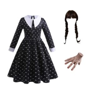 Costume di Halloween per bambina ispirato a Mercoledì Addams, comprendente un vestito nero ornato di piccoli fiori bianchi, un colletto bianco classico, oltre a una parrucca con trecce e una mano finta per un effetto realistico. Ideale per incarnare questo personaggio iconico con eleganza e mistero.
