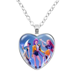 Collana K-pop Demon Hunters a forma di cuore con le tre eroine del film su uno sfondo blu. La catena è in metallo. Su sfondo bianco.