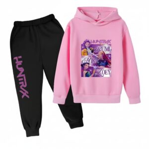 Tuta per bambina K-pop Demon Hunters bicolore con un pantalone nero con un'iscrizione "Huntrix" in maiuscolo viola su una gamba e una felpa con cappuccio rosa con una stampa al centro delle tre eroine con i loro nomi. Su sfondo bianco.